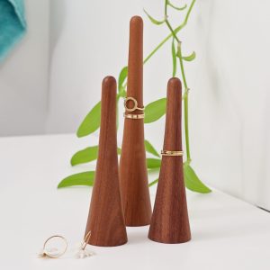 keeper walnut-dot aarhus-ring holder-smykkeholder-ringholder