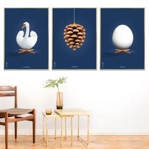 Brainchild-billedvæg-aeg-kogle-svane-moerkeblaa-designplakater-70x100