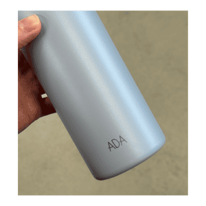 drikkeflaske med navn - powder blue - AYA&IDA - gratis gravering