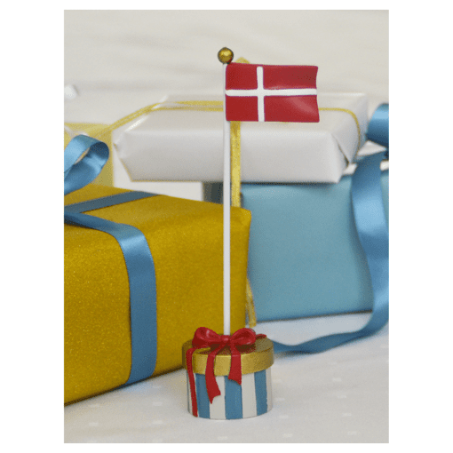 Bordflag med stor pakke i blaa - bordpynt - foedselsdagspynt - kids by friis (1)