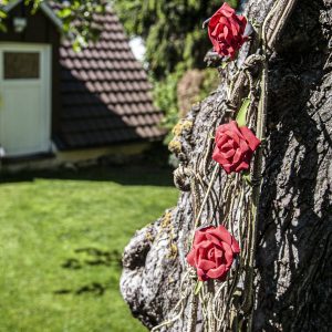 Alternative view of Kunstig Rosenkrans, rød, 145 cm