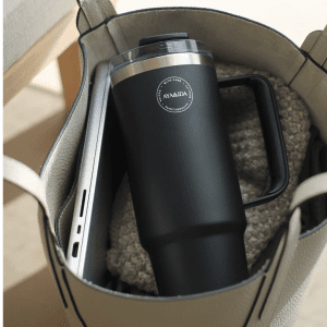 termokop med sugeroer matte black - sort - aya and ida - produkt med gravering - termokop med navn