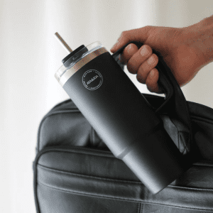 termokop med sugeroer matte black - sort - aya and ida - produkt med gravering - termokop med navn