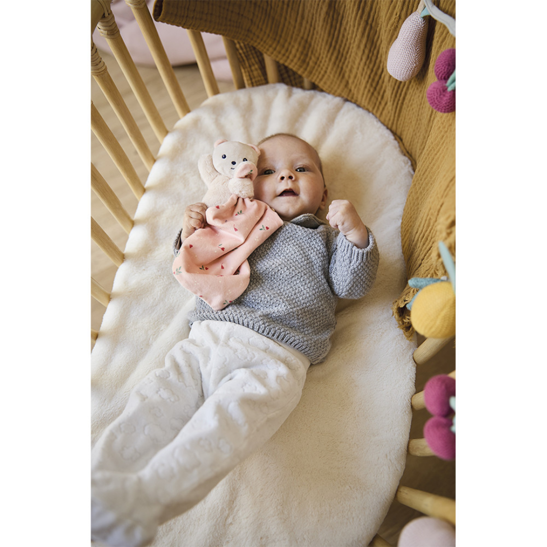 Kaloo Bamse - Nusseklud - Bjoern - Lyseroed - daabsgave - barselsgave - babyshower gave - navngivningsgave